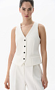 Классический жилет из поливискозы. Модель приталенного силуэта с имитацией карманов и v-образным вырезом. Застежка на пуговицы.