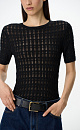 Трикотажная футболка из вискозы. Модель приталенного силуэта, с коротким рукавом, спущенной линией плеча и круглым вырезом горловины. Модель выполнена ажурным переплетением. 