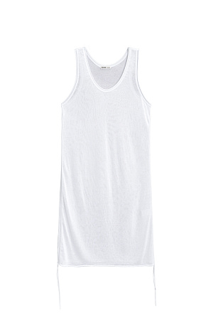 белый Трикотажное платье из вискозы. Модель свободного силуэта, без рукавов, на широких бретельках, с U-вырезом горловины и глубокой проймой. Кулиски по бокам изделия позволяют регулировать длину и создавать драпировку.