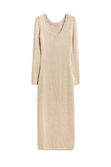 Платье с глубоким вырезом на спине