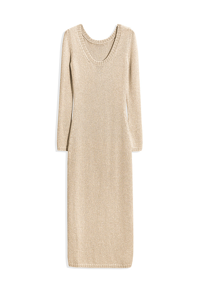 Платье с глубоким вырезом на спине