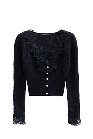 черный Короткий трикотажный кардиган из тонкой шерсти мериноса экстрафайн и альпака экстрафайн. Модель по фигуре с глубоким V-образным вырезом. Застежка на маленькие жемчужные пуговицы. Изделие декорировано тонким кружевом.