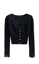 Короткий трикотажный кардиган из тонкой шерсти мериноса экстрафайн и альпака экстрафайн. Модель по фигуре с глубоким V-образным вырезом. Застежка на маленькие жемчужные пуговицы. Изделие декорировано тонким кружевом.