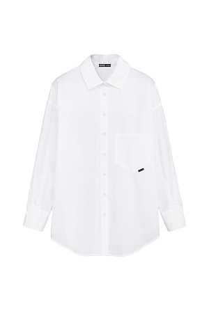 белый Рубашка oversize с накладным карманом и брендированным ярлыком. Модель свободного силуэта, длинные рукава с манжетами и асимметричный нижний край.