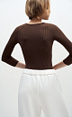 Трикотажный топ из вискозы в широкий рубчик. Модель с рукавами 3/4 и вырезом горловины с планкой на пуговицах, создающим V-образный вырез.