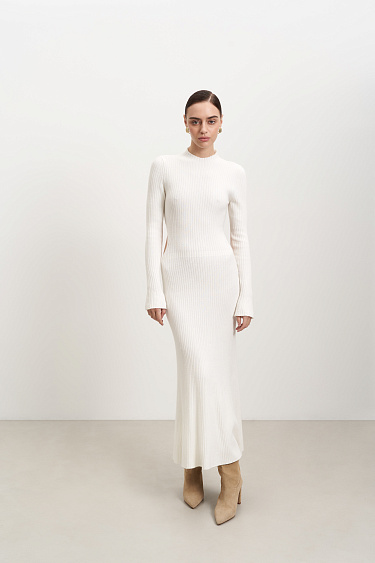 Трикотажное платье с открытой спиной