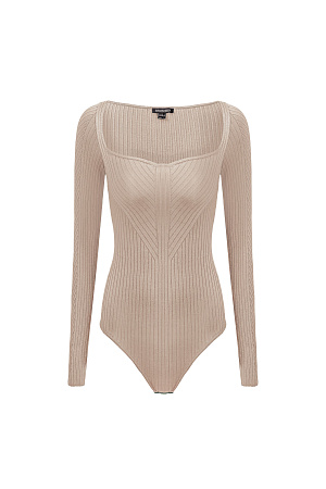 бежевый Трикотажное боди из вискозы. Модель с длинным рукавом и фигурным вырезом горловины. Изделие выполнено в широкий диагональный рубчик. 