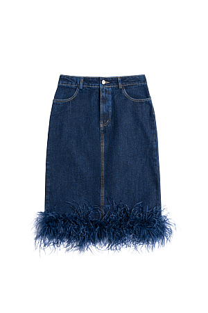 синий Джинсовая юбка длины миди, декорированная лентой со страусиными перьями. Лента с перьями отстегивается. Застежка изделия на молнию и пуговицу. Два кармана, шлевки на поясе для ремня.