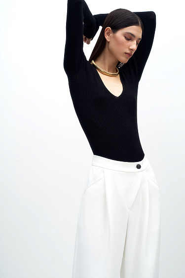 Лонгслив с V-образным вырезом