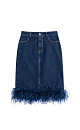Джинсовая юбка длины миди, декорированная лентой со страусиными перьями. Лента с перьями отстегивается. Застежка изделия на молнию и пуговицу. Два кармана, шлевки на поясе для ремня.
