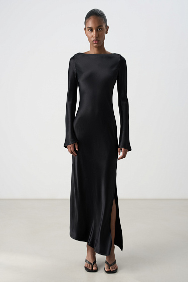 Атласное платье с длинными рукавами