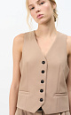 Классический жилет из поливискозы с имитацией карманов и v-образным вырезом. Застежка на пуговицы.