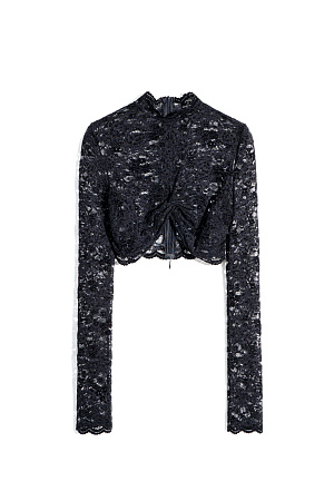 черный Укороченный кружевной топ с перекрутом на лифе. Модель с длинным рукавом и воротником-стойкой. Дополнить образ можно брюками в таком же стиле. 