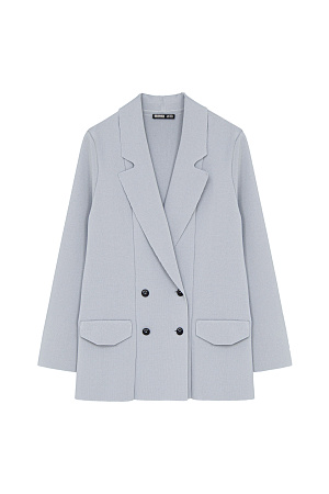 серый Трикотажный двубортный жакет свободного кроя с длинными лацканами, вывязанными карманами и застежкой на пуговицы. Дополнить образ можно брюками.