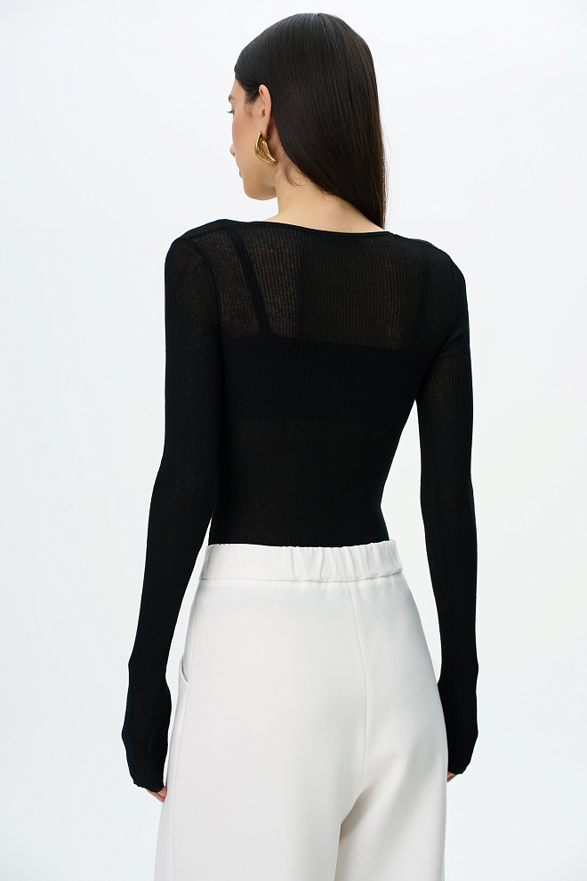 Лонгслив с V-образным вырезом