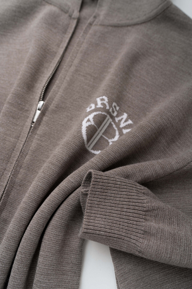 Бомбер в спортивном стиле