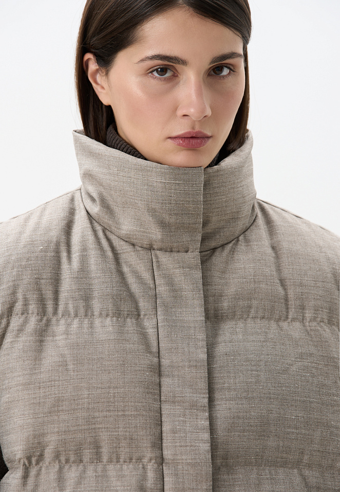 Жилет на пуху с воротником-стойкой