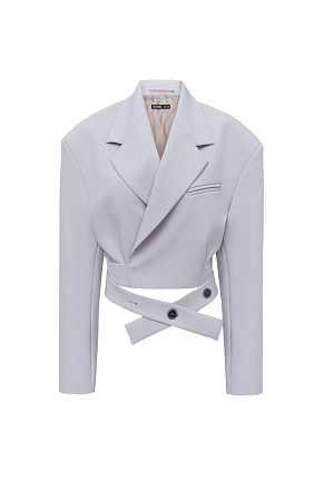 серый Укороченный жакет на запах с поясом. Отложной воротник с прямоугольными лацканами и декоративный нагрудный карман с кантом. Модель приталенного силуэта с подкладкой, манжеты на пуговицах.