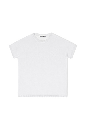 белый Цельновязаная футболка из 100% вискозы. Модель свободного силуэта, со спущенной линией плеча и круглым вырезом горловины. Края изделия выполнены в рубчик.