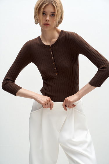 Топ в широкий рубчик с V-образным вырезом