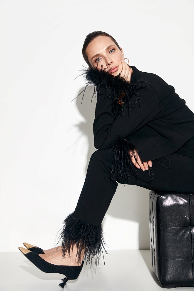 Прямые брюки с перьями снизу