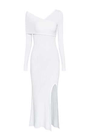 белый Трикотажное платье длины миди из вискозы. Модель облегающего силуэта, с асимметричным вырезом, длинными рукавами и высоким разрезом на бедре. Платье выполнено в рубчик. Вырез горловины и лиф изделия декорирован отлетной деталью и открытым плечом.