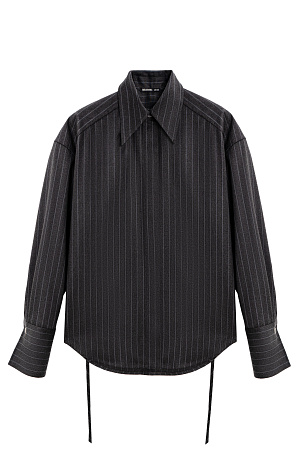 графит Рубашка из шерсти в полоску. Модель прямого кроя, с длинными рукавами, расклешенными манжетами, классическим отложным воротником и увеличенными плечами. Застежка на пуговицы под планкой.