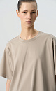 Футболка из 100% хлопка. Модель свободного силуэта, с круглым вырезом горловины и спущенной линией плеча.