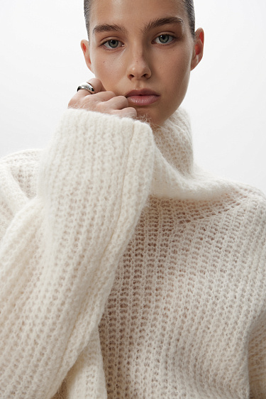 Джемпер из мохера с высоким воротником