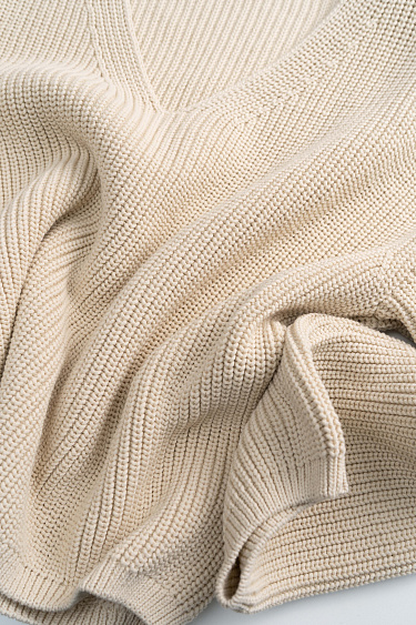 Трикотажный джемпер из хлопка с V-образным вырезом