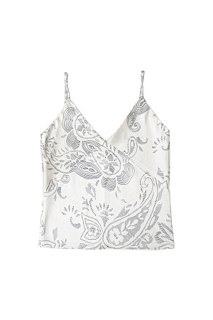 молочный Атласный топ с принтом на тонких регулируемых бретелях. Дополнить образ можно атласной юбкой.