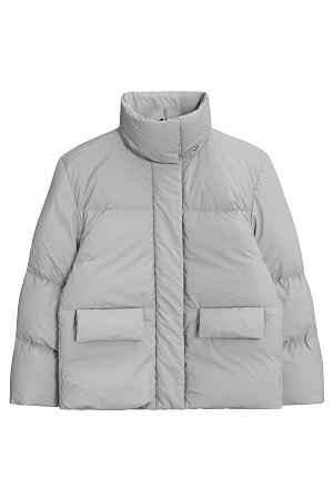 серый Пуховик с двумя накладными карманами, воротником-стойкой и капюшоном. Застежка на молнию под планкой. Низ изделия выполнен на регулируемой кулиске. На подкладке.