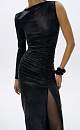 Платье-футляр длины макси из тканного материала, имитирующего кожу. Модель асимметричного кроя с одним длинным рукавом, горловиной лодочкой и высоким разрезом сбоку. Модель декорирована сложной драпировкой. 