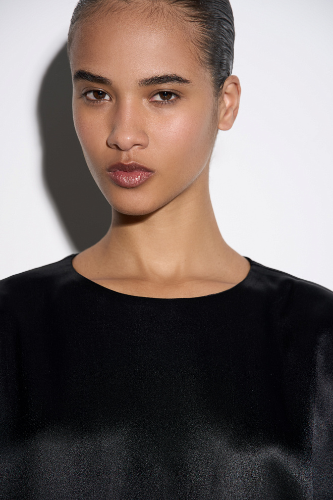 Атласная футболка с подплечниками